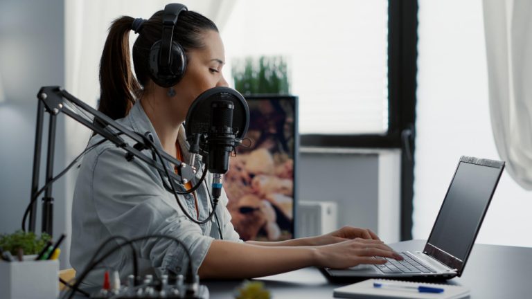 Understanding the Benefits and Costs of Audio Translation | Traduction audio : exploration de ses avantages et ses coûts